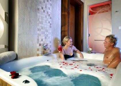 couples-suite-with-jacuzzi - Copy.jpg